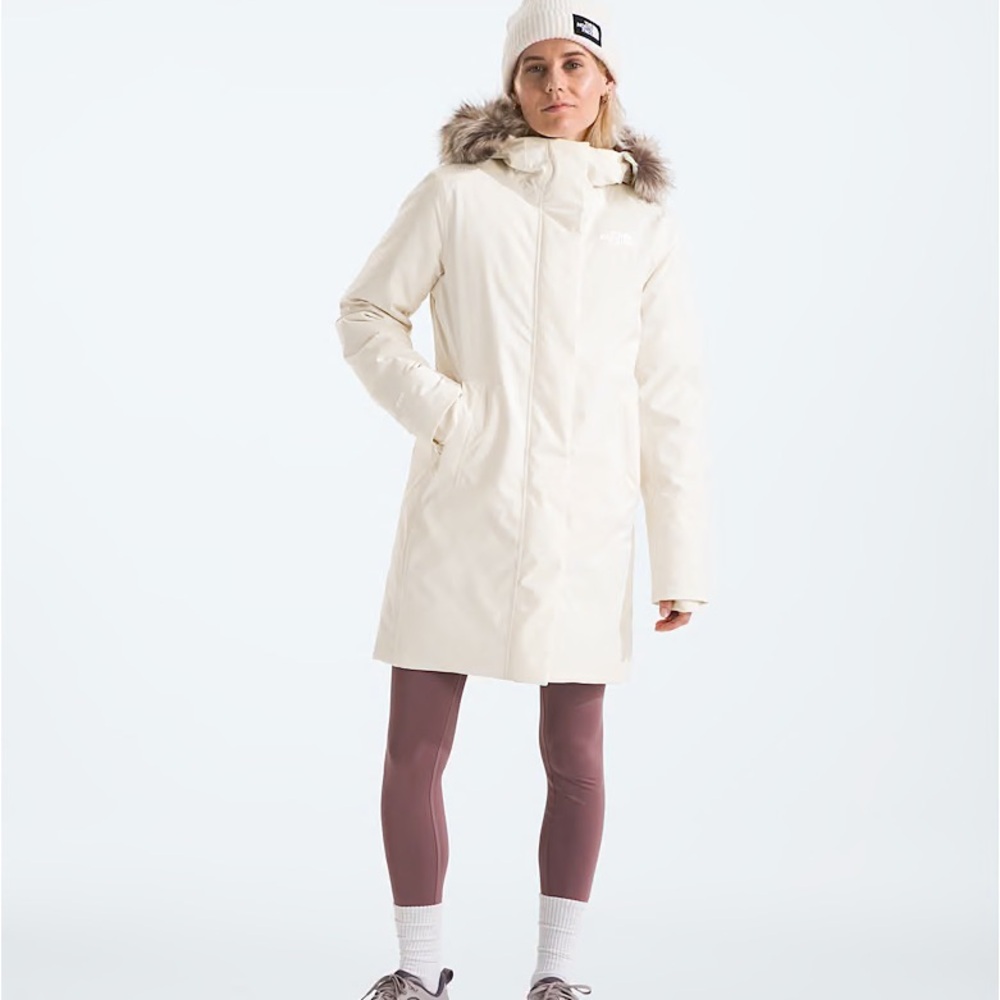 Women’s north face winter jacket medium in size. Arctic parka gardenia white